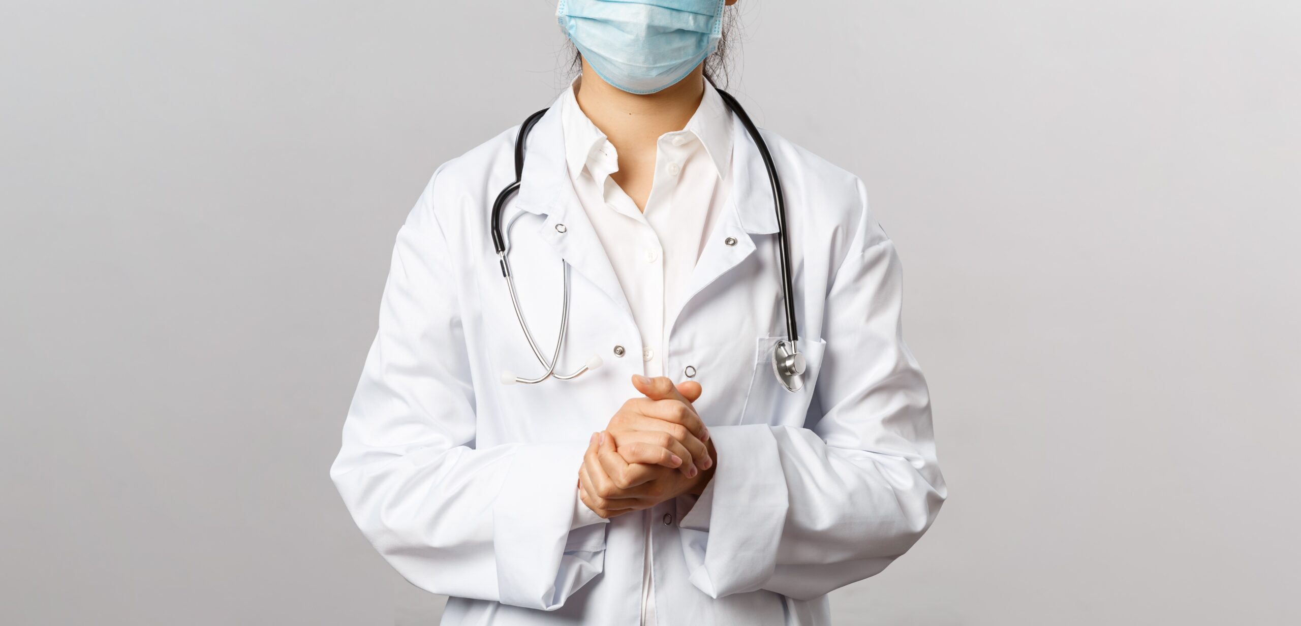 Врач 1 уровня. Медицинский работник. Медики. Портрет врача. Доктор в халате и маске.